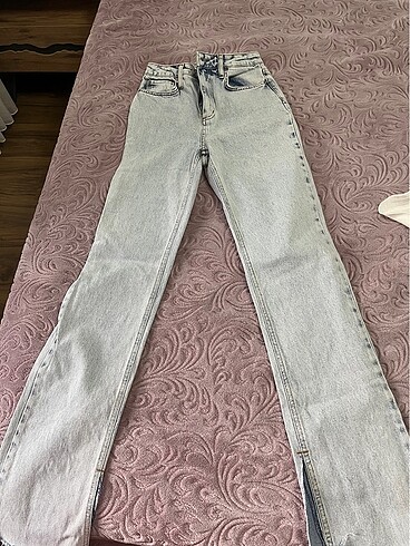 Trendyolmilla. Mavi yırtmaçlı yüksek bel slim flare jeans