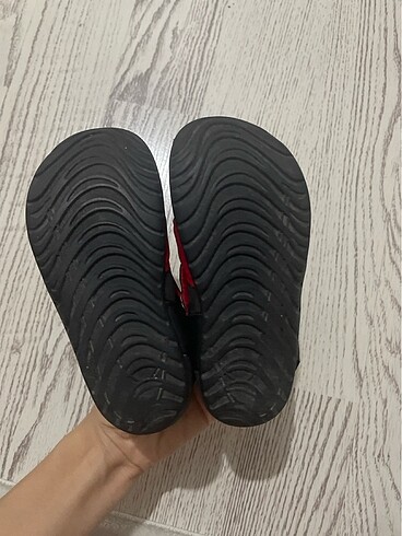 25 Beden kırmızı Renk Nike sandalet 25
