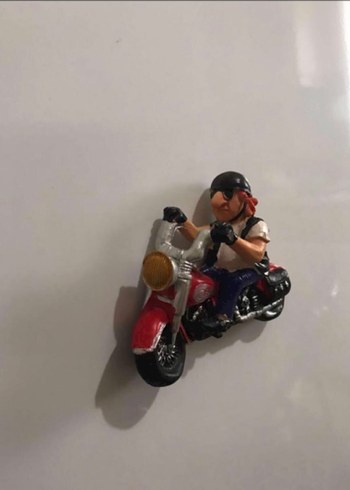 Kırmızı Motosikletli Renkli Aksiyon Figürü Magnet - Görsel 3