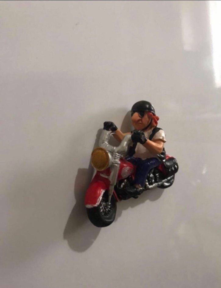 Kırmızı Motosikletli Renkli Aksiyon Figürü Magnet - Görsel 3