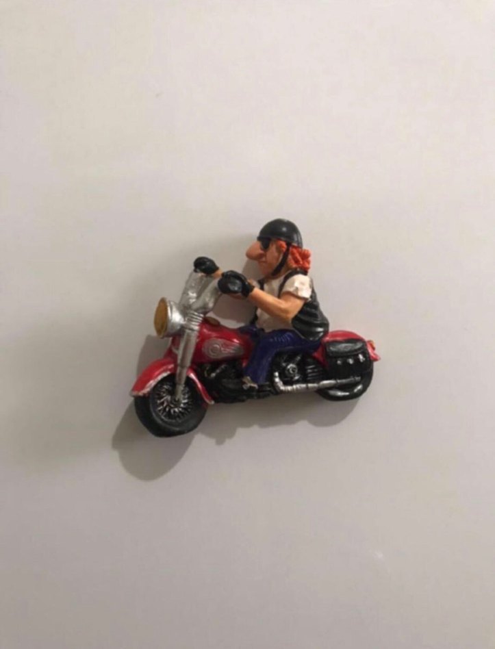 Kırmızı Motosikletli Renkli Aksiyon Figürü Magnet - Görsel 2