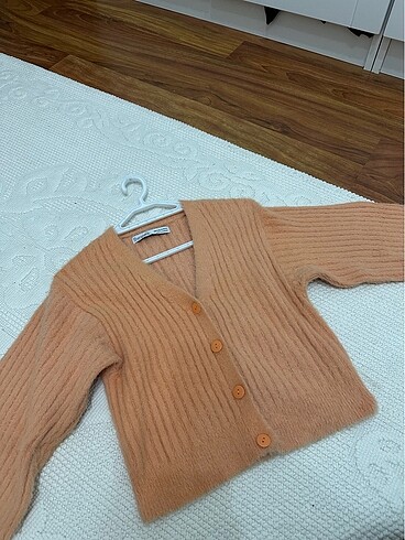 BERSHKA TURUNCU HIRKA