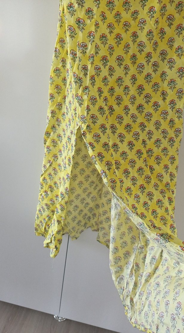 Sarı Çiçekli V Yaka Midi Elbise - Görsel 3