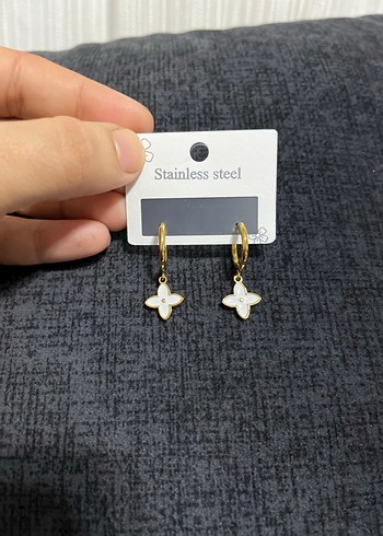 Altın Renkli Mini Çiçekli Paslanmaz Çelik Küpe