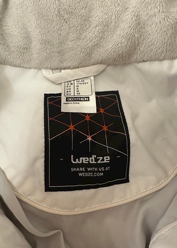 Beyaz Fermuarlı Kadın Mont ve Siyah Kayak Pantolonu - Görsel 4