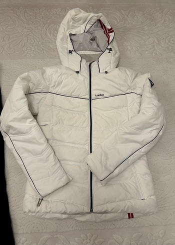 Beyaz Fermuarlı Kadın Mont ve Siyah Kayak Pantolonu - Görsel 3