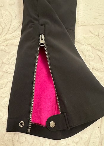 Beyaz Fermuarlı Kadın Mont ve Siyah Kayak Pantolonu - Görsel 5