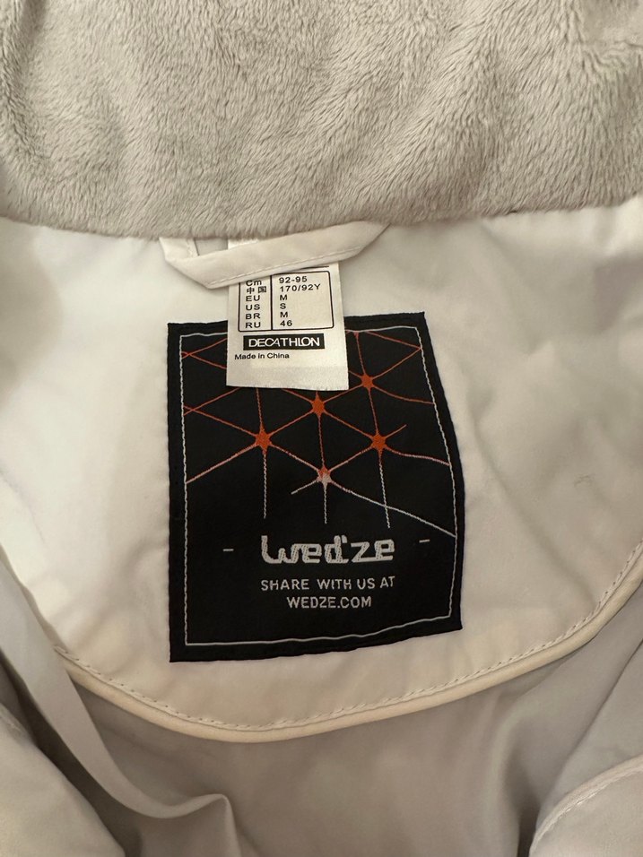 Beyaz Fermuarlı Kadın Mont ve Siyah Kayak Pantolonu - Görsel 4