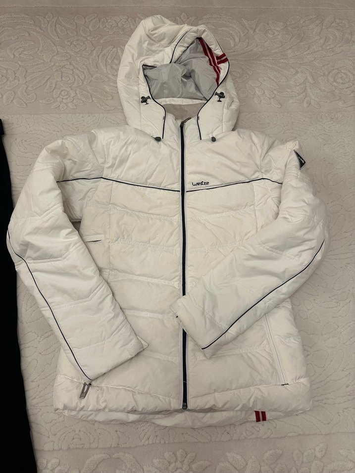 Beyaz Fermuarlı Kadın Mont ve Siyah Kayak Pantolonu - Görsel 3