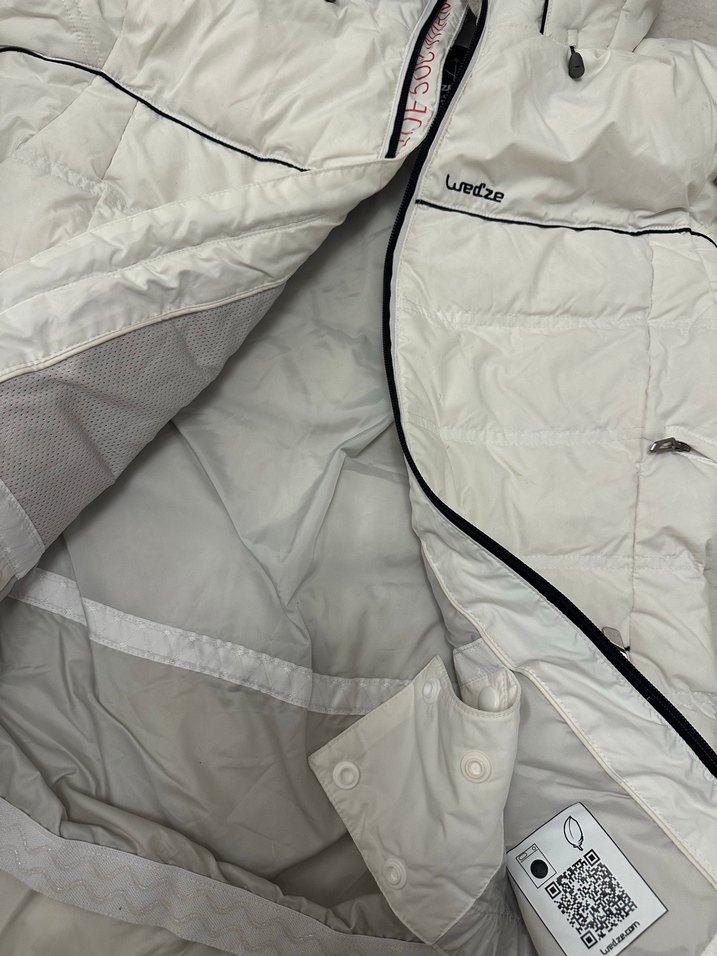 Beyaz Fermuarlı Kadın Mont ve Siyah Kayak Pantolonu - Görsel 2