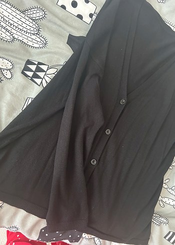 LC Waikiki Düğmeli Siyah V Yaka hırka