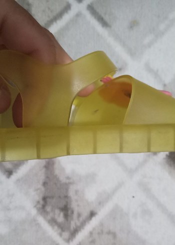 26 Beden Sarı Baskılı Kız Çocuk Terliği Tokalı
