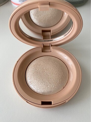  Beden Renk Rare Beauty Highlighter