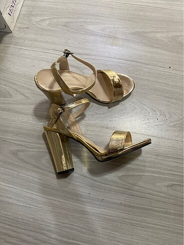 Altın rengı rugan derı topul 9 cm