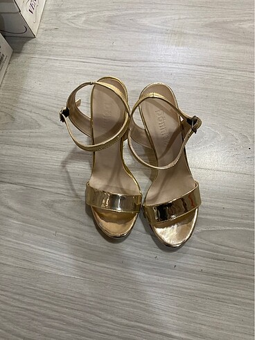 Diğer Altın rengı rugan derı topul 9 cm