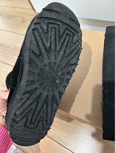 37 Beden Siyah Ugg