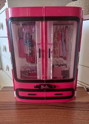 Barbie dolabi