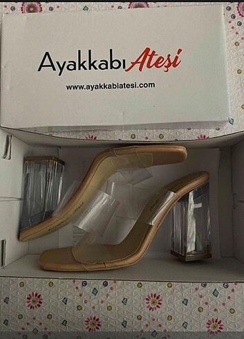 Kadın şeffaf topuklu ayakkabı 