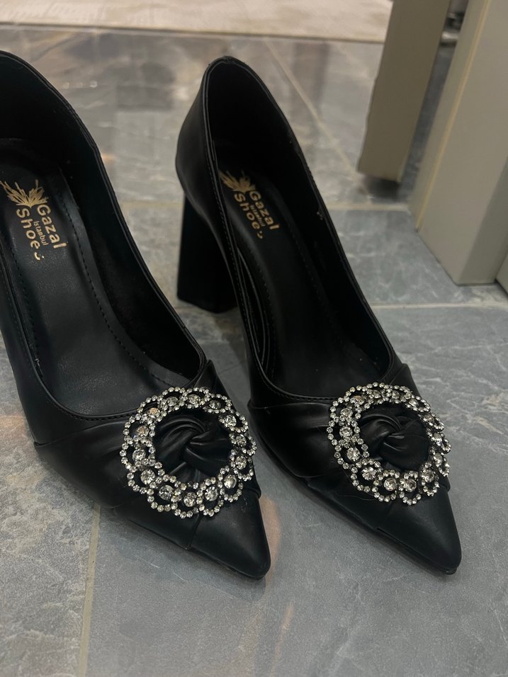 Klasik Şıklık Siyah Topuklu Kadın Ayakkabı - Görsel 2