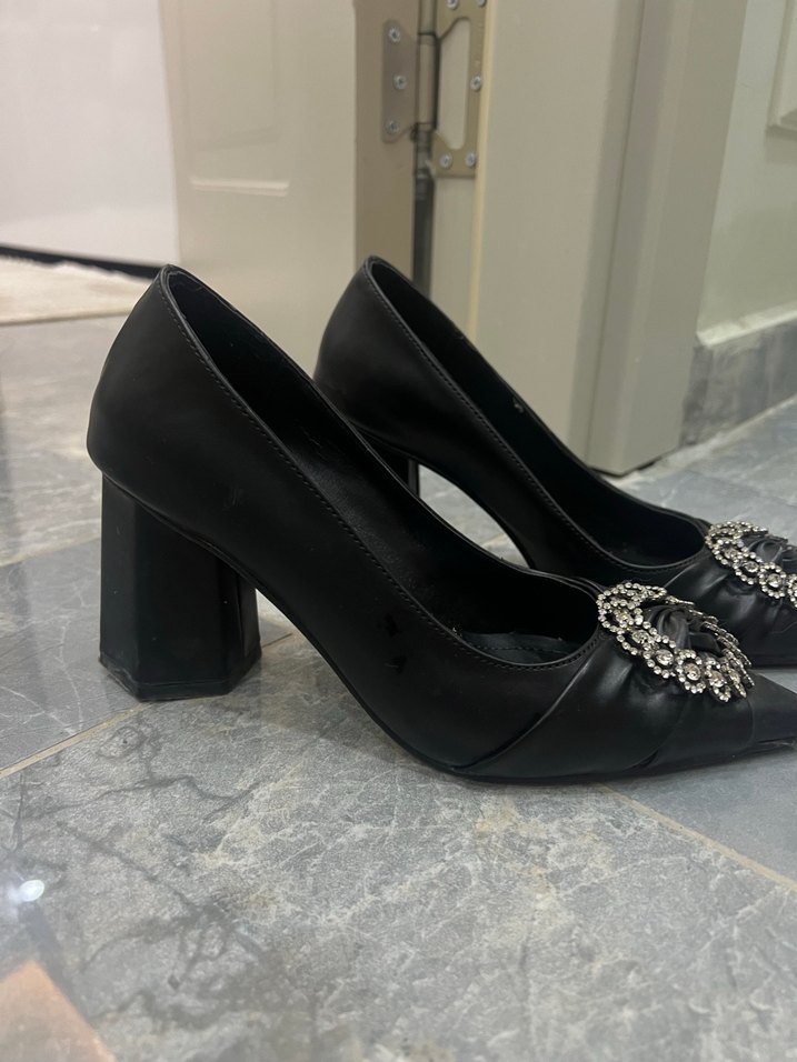 Klasik Şıklık Siyah Topuklu Kadın Ayakkabı - Görsel 3