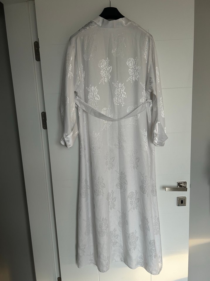 Nakışlı Beyaz Uzun Kadın Sabahlık - Görsel 3