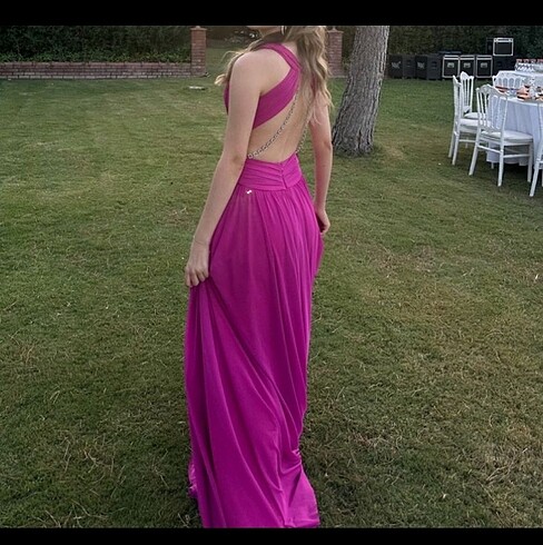 Şık zarif sırtı açık elbise - Görsel 4