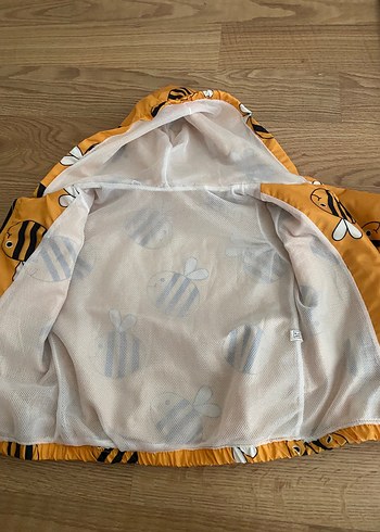 Sarı Baskılı Erkek Çocuk Kapüşonlu Yağmurluk - Görsel 4