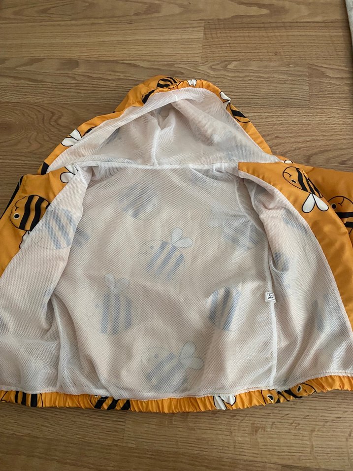 Sarı Baskılı Erkek Çocuk Kapüşonlu Yağmurluk - Görsel 4