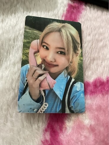 Nayeon Between PC Kpop dünyasından alınmıştır