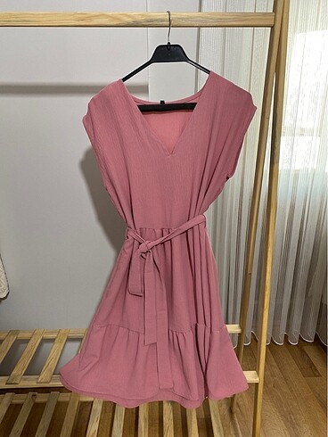 Pembe elbise