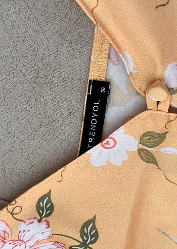 36 Beden Sarı Çiçek Desenli Saten Bluz