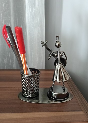Diğer Gitar Çalan Kadın Biblo ve Kalemlik