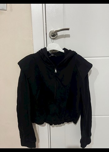 Siyah Kapüşonlu Fermuarlı Kısa Sweatshirt