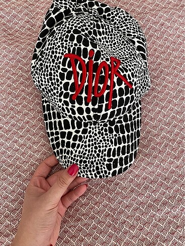 Dior şapka