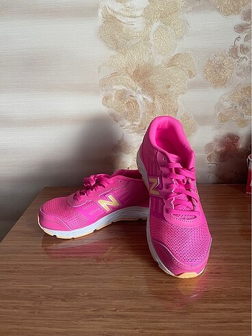 New Balance pembe spor ayakkabı