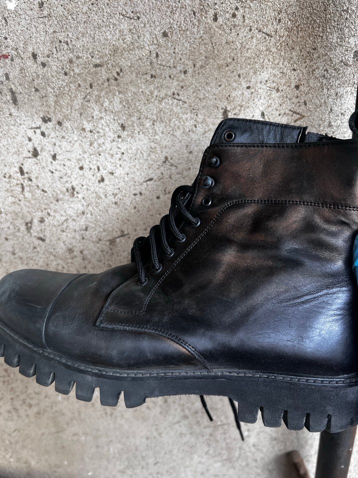 Siyah Minimalist Gotik Tokalı Erkek Botu - Görsel 2