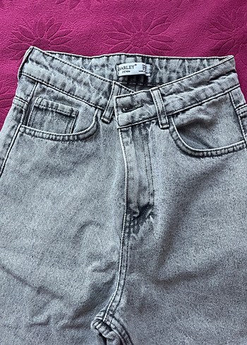 Gri Düğmeli Rahat Kesim Kadın Jean