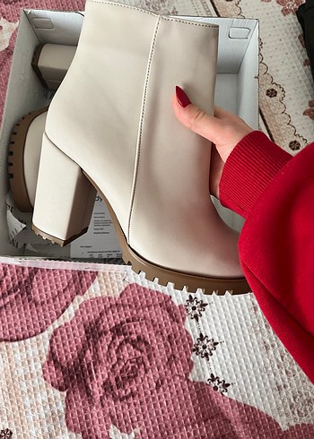 Beyaz Deri Fermuarlı Kalın Topuklu Bot - Görsel 3