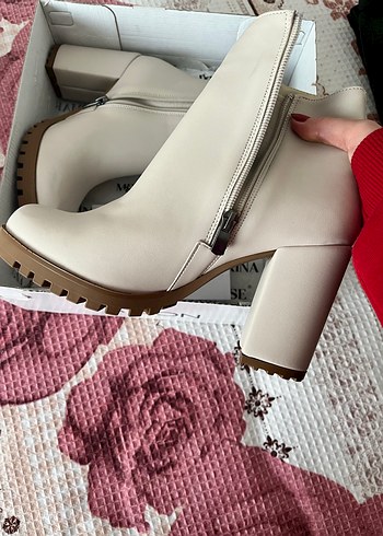 Beyaz Deri Fermuarlı Kalın Topuklu Bot - Görsel 5