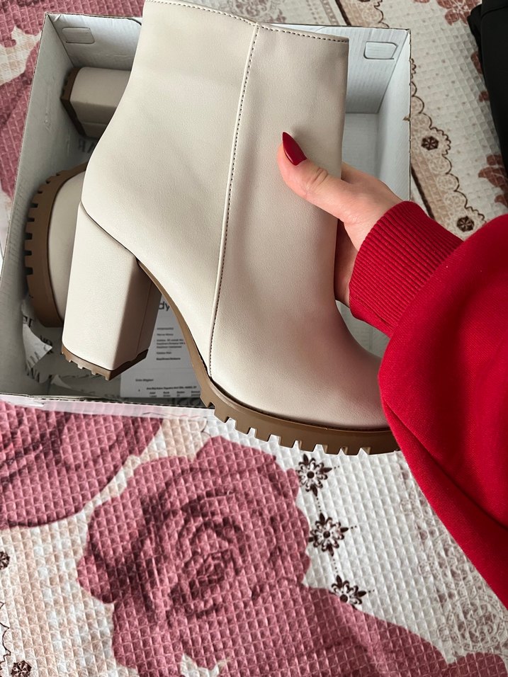 Beyaz Deri Fermuarlı Kalın Topuklu Bot - Görsel 3