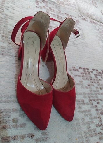 Kırmızı Topuklu Ayakkabı 