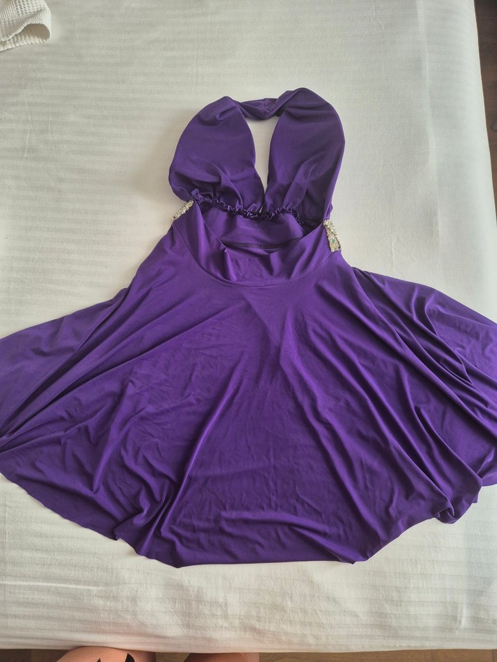 boyundan bağlı mor renkli mini elbise - Görsel 2