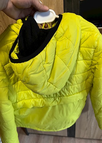 Sarı Kapüşonlu Kısa Kadın Kışlık Mont - Görsel 3