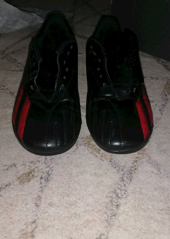 tek ebat Beden Siyah Kırmızı Erkek Futbol Ayakkabısı adidas