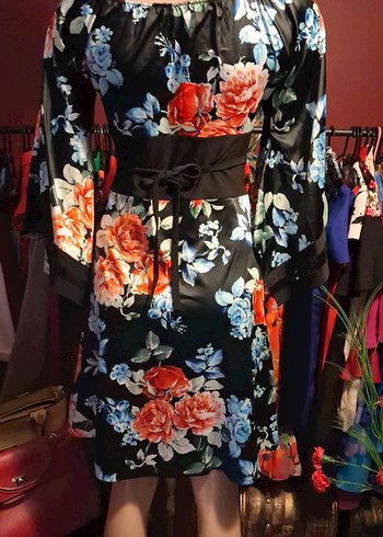 Siyah saten üzerine çiçekli abiye elbise - Görsel 7