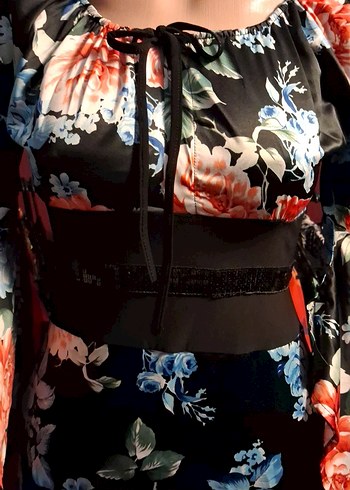 Siyah saten üzerine çiçekli abiye elbise - Görsel 5