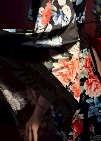 Siyah saten üzerine çiçekli abiye elbise - Görsel 6