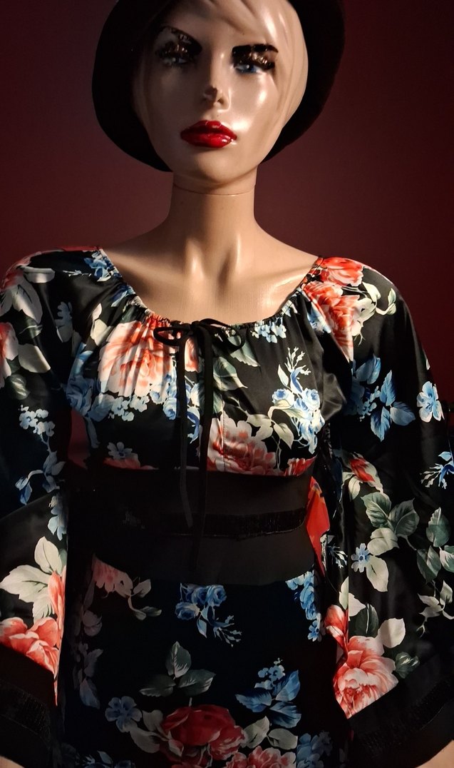 Siyah saten üzerine çiçekli abiye elbise - Görsel 3