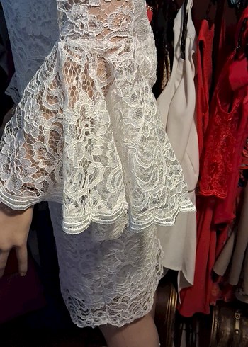 Beyaz güpür kendinden göğüs pedli abiye elbise - Görsel 7