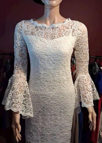 Beyaz güpür kendinden göğüs pedli abiye elbise - Görsel 3